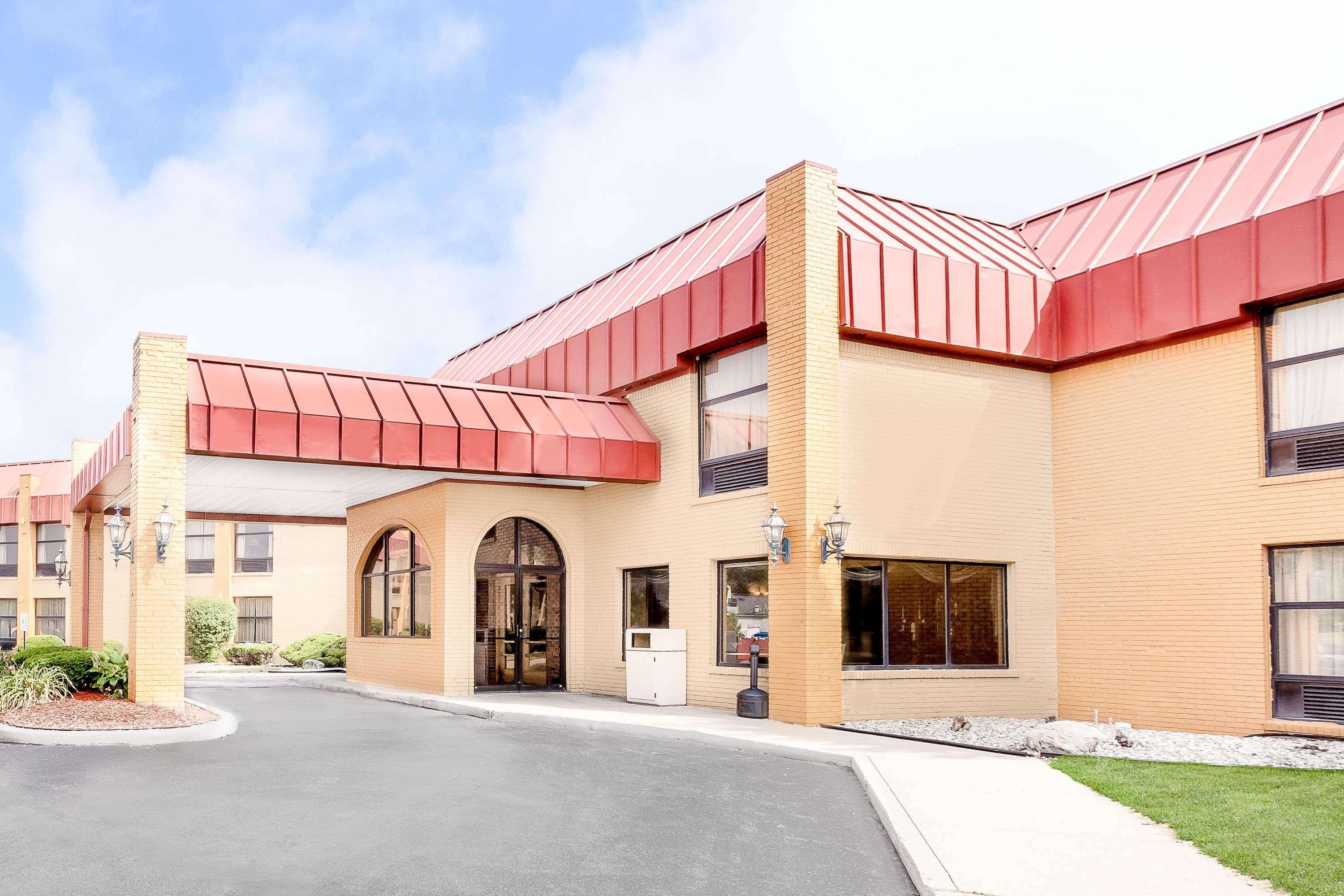 Days Inn & Suites By Wyndham Kalamazoo Exterior photo
